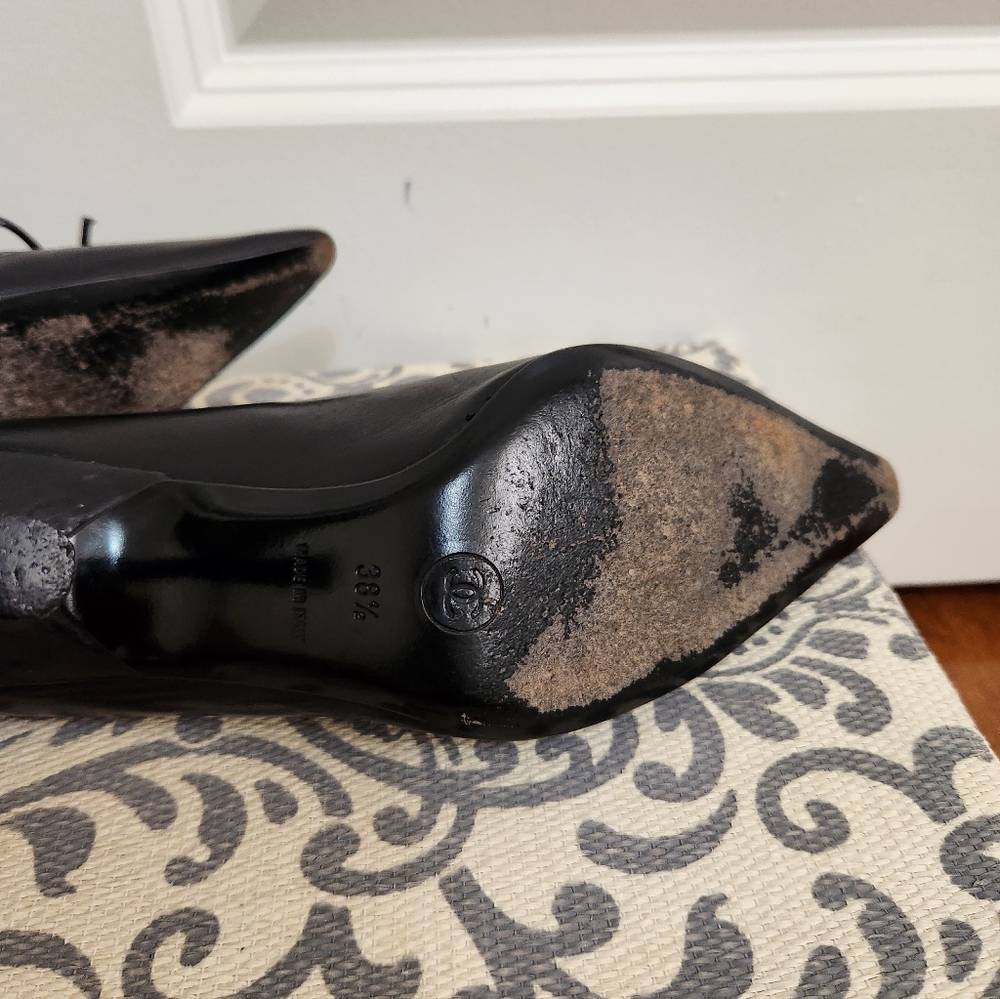 VINTAGE CHANEL Black Classic Pumps With Bow and Logo on Heel - Picture 10 of 10
